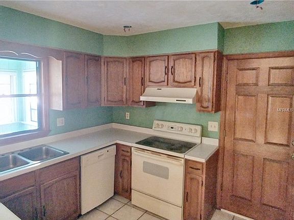 3rd image of 765 Yorkshire Dr