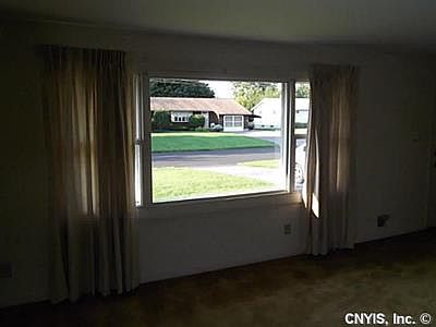 4th image of 19 Sherry Dr