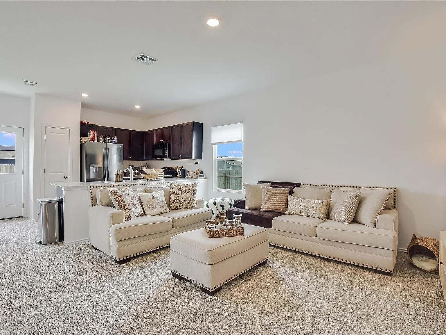 3 bed, 2.0 bath, 1220 sqft, $2,099 — Photo 4