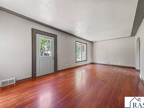 5th image of 775 Shoreacres Dr