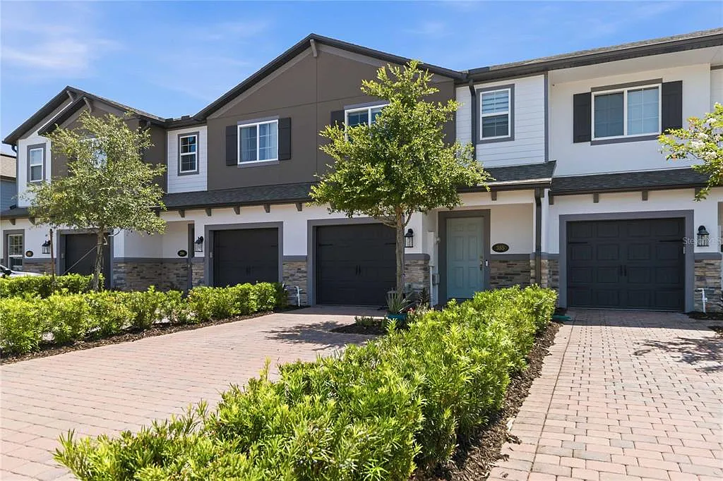 3 bed, 2.5 bath, 1587 sqft, $2,200 — Photo 3