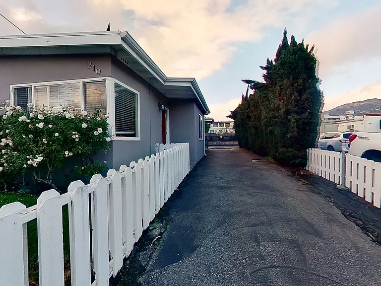 210 Arden Rd — Photo 2