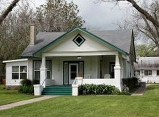 300 Kroschel St, Hallettsville, TX 77964