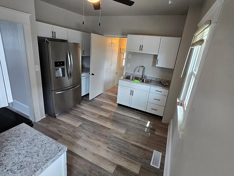 120 Bowen St — Photo 8