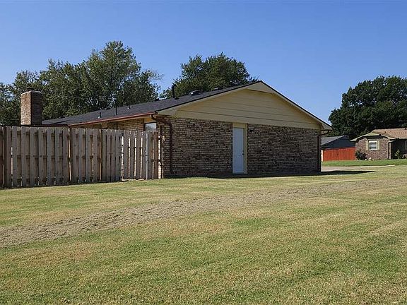 2nd image of 2809 Temple Pl
