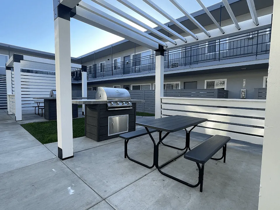 Courtyard Apartments at La Pat Place