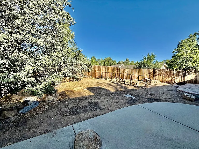 1460 Loren Dr — Photo 15