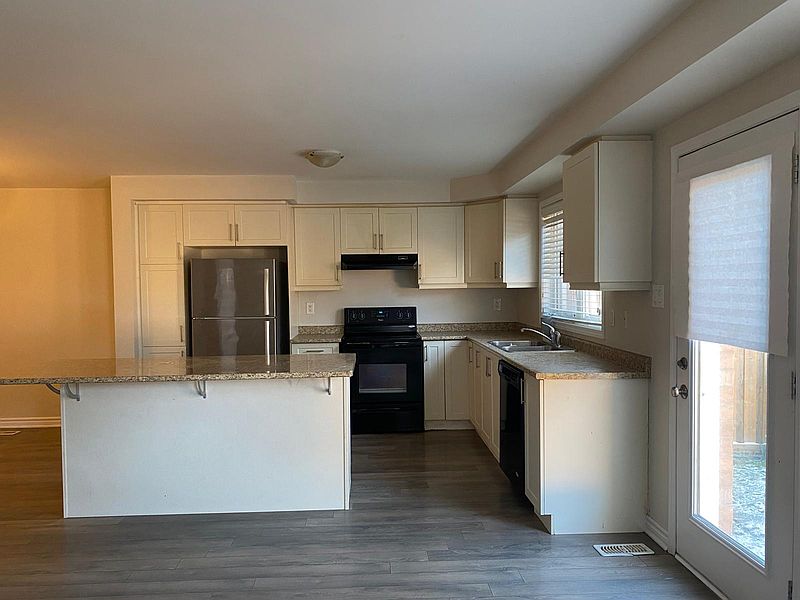 Brampton Townhouse for rent - 4 Bedrooms — photo 3