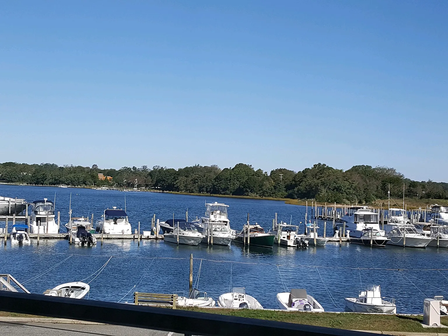 Sag Harbor Village, Chic Harbor Front Condominium — Photo 4