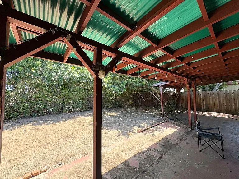5121 Leo St — Photo 9