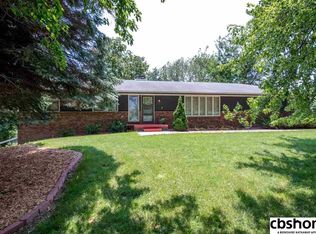 6729 Country Club Rd, Omaha, NE 68152