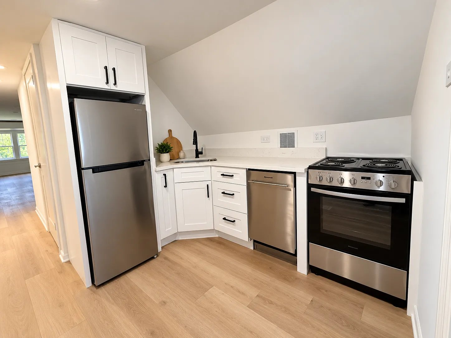 Studio, 650 sqft, $1,585 — Photo 1