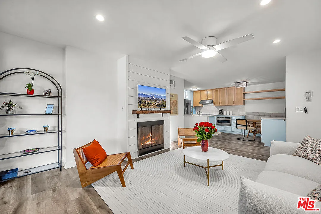 2 bed, 2.0 bath, 877 sqft, $3,850 — Photo 3