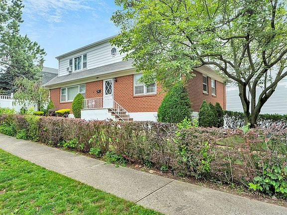2nd image of 1436 Bay St