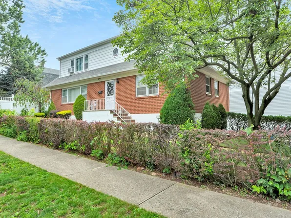 1436 Bay St, Staten Island, NY 10305