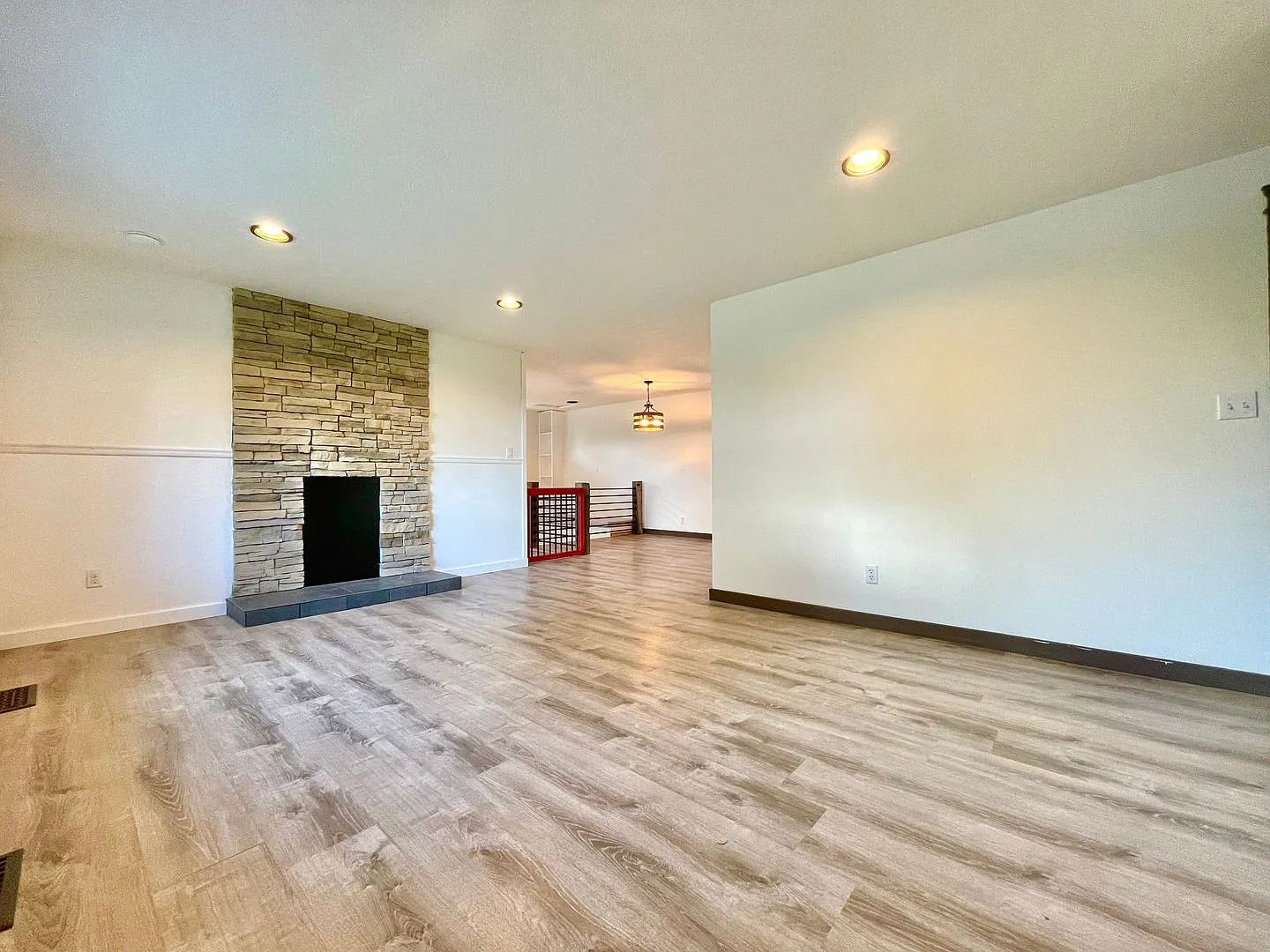 Beautifully 3-Bedroom Home with Large Covered Deck in Lynnwood — Photo 4