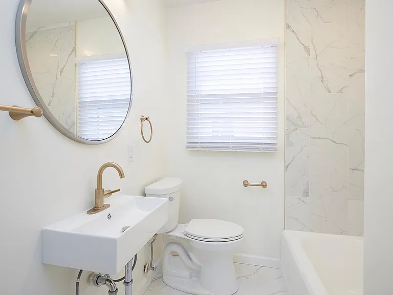 208 S Clark St — Photo 5