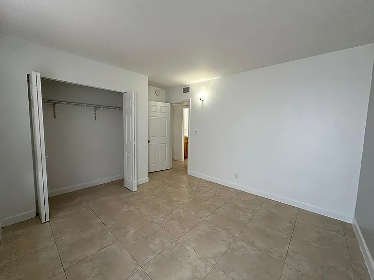 2705 NE 9th Ave — Photo 15