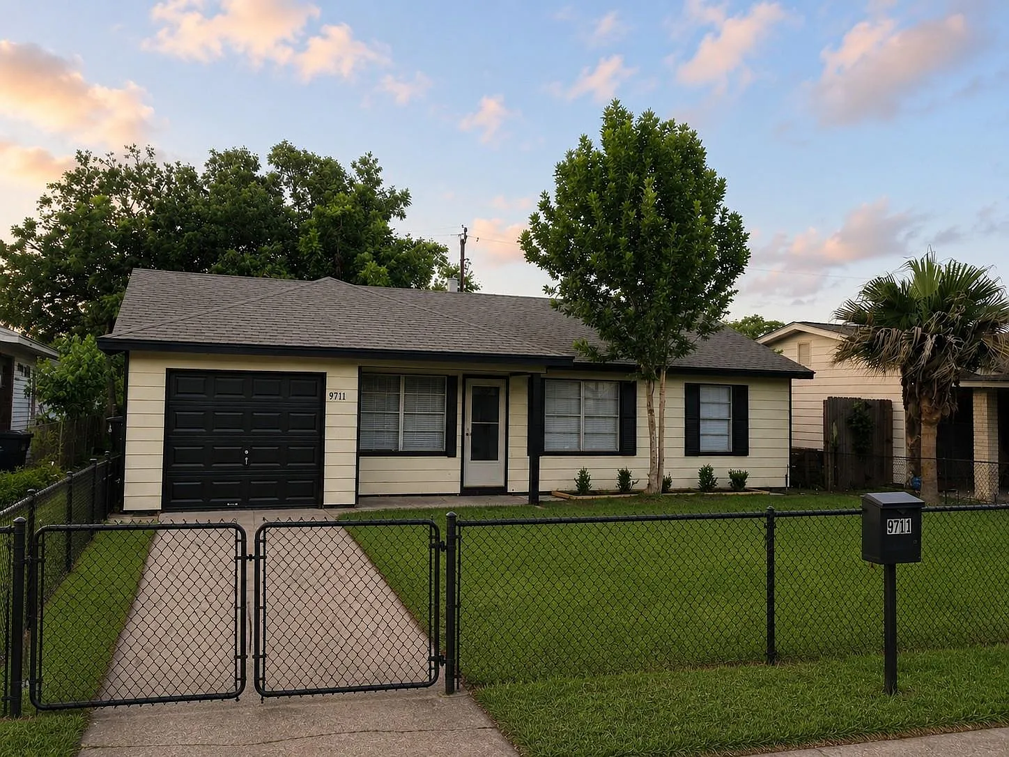 3 bed, 1.0 bath, 1030 sqft, $1,698 — Photo 2