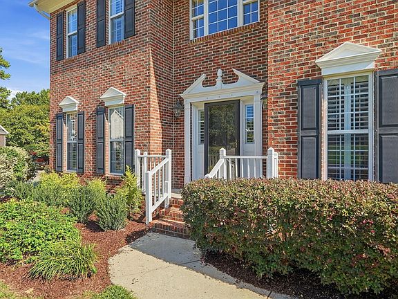 3rd image of 101 Dumont Ct