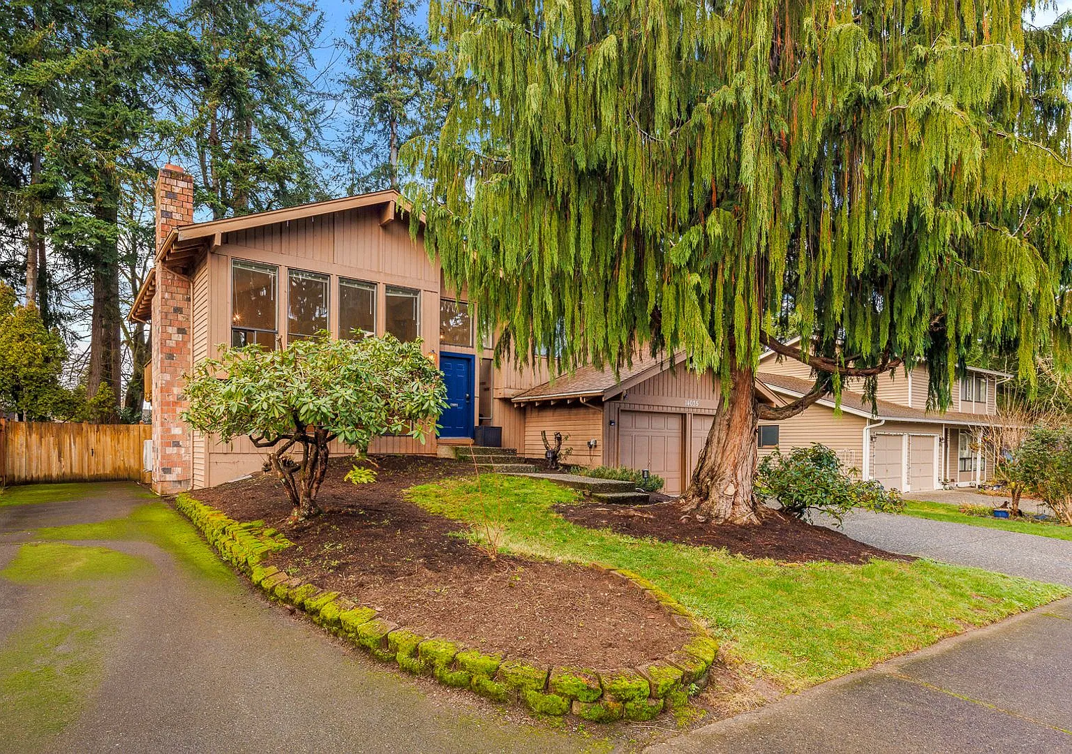 4 Bedroom Finn Hill Home with Fully Fenced Private Yard and 2 Car Garage — Photo 2