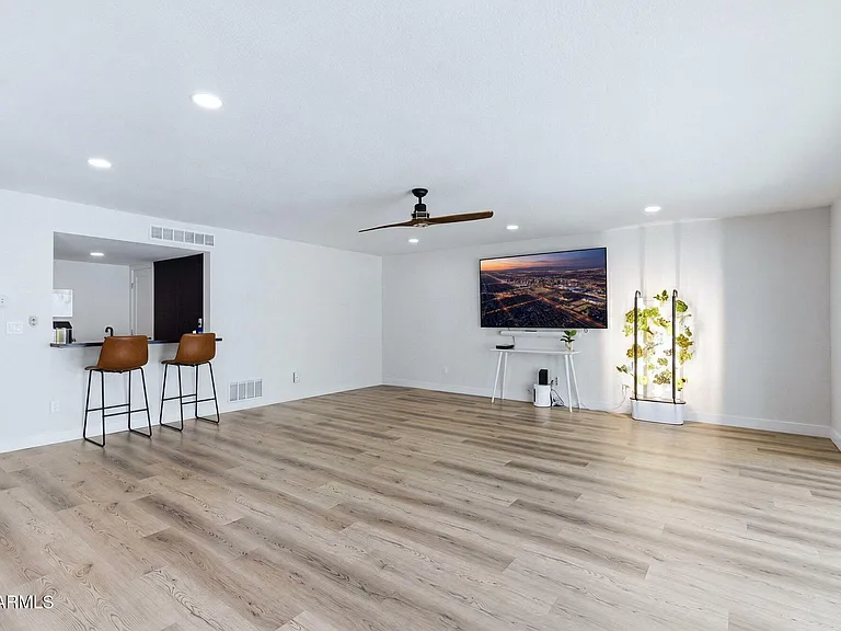 1506 E Edgewater Dr — Photo 5