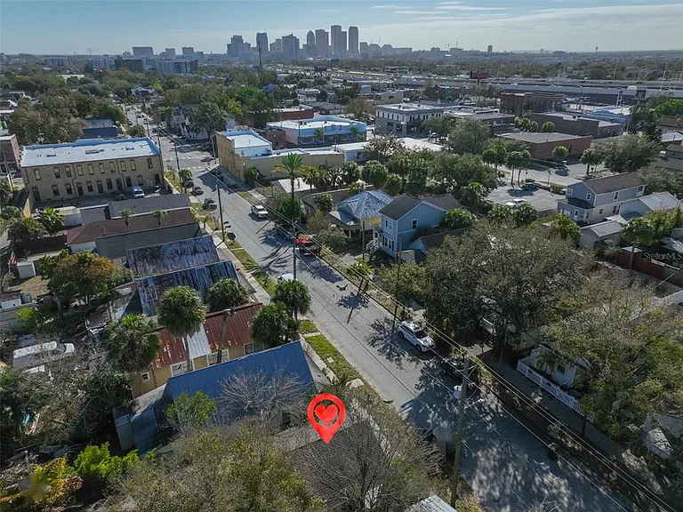 2331 W Chestnut St — Photo 2