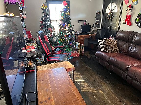 Living room 17ft2inx11f2in