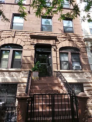 Rented by Perry Associates NYC Inc | media 39