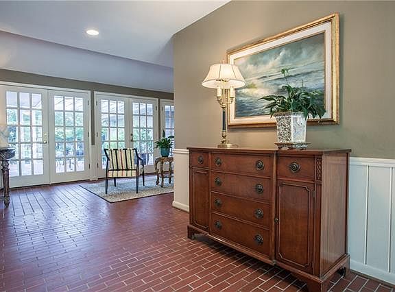 5th image of 6043 Meadow Crest Dr