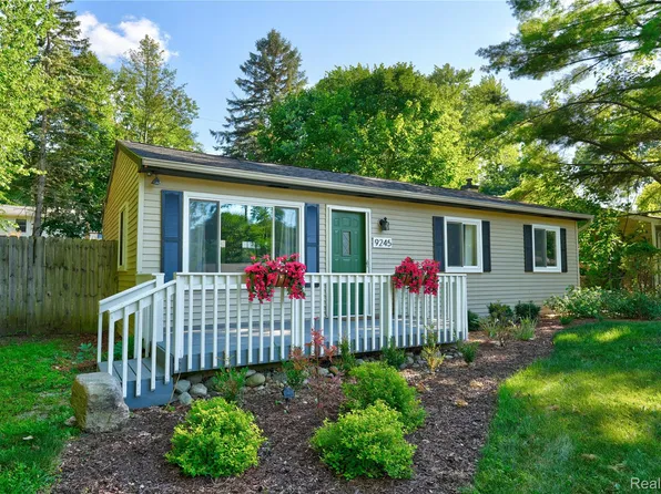 9245 Debby Jo Dr, Clarkston, MI 48346