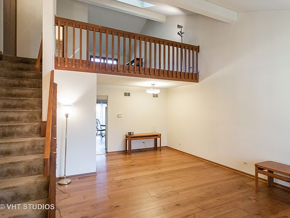 3rd image of 904 W 57th St