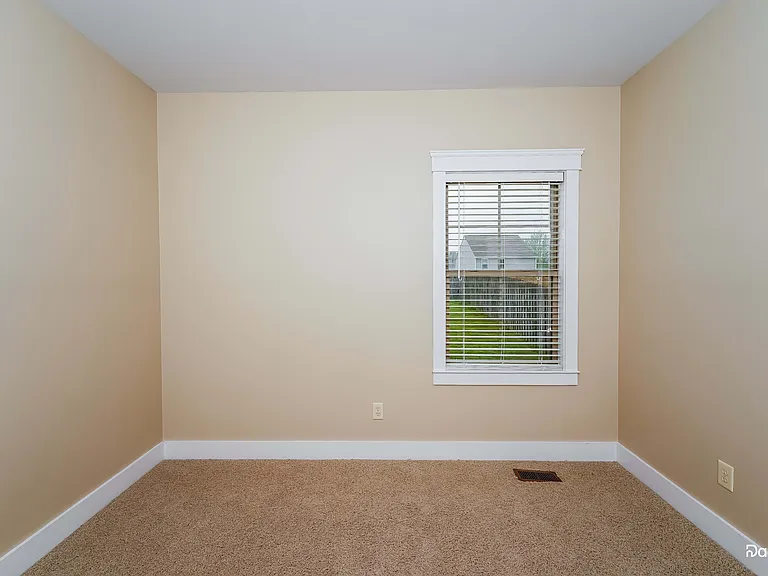925 Clover Cir — Photo 11