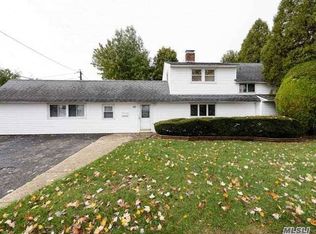 10 Land Ln, Westbury, NY 11590