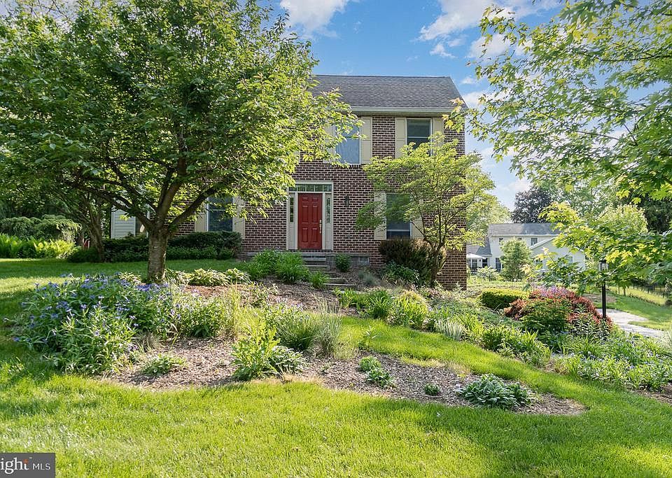 1st image of 13 Fieldstone Dr