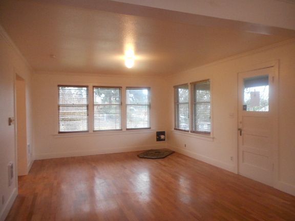 3rd image of 9717 Vickery Ave E