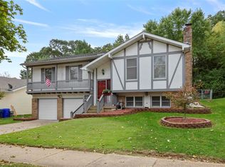 562 Treetop Village Dr, Ballwin, MO 63021