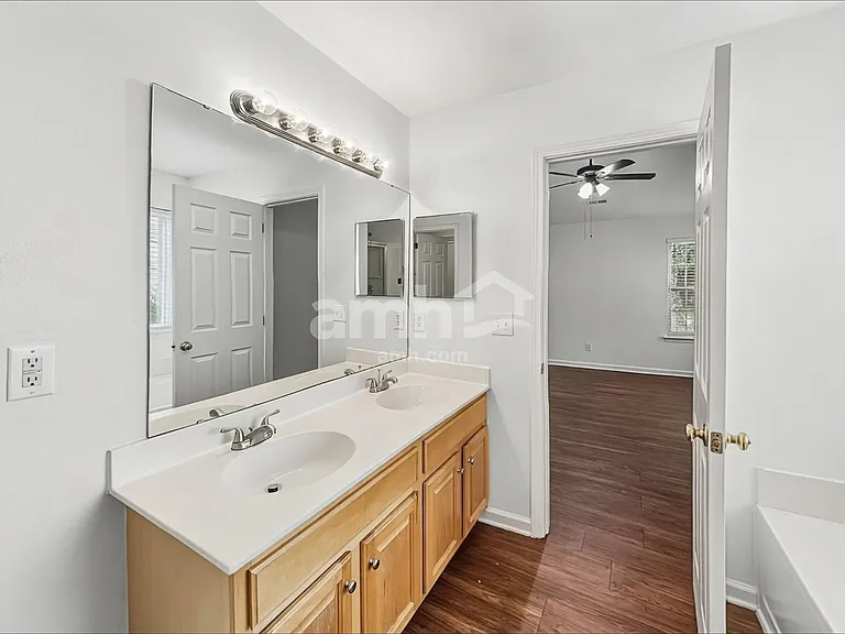 9818 Highlands Crossing Dr — Photo 12