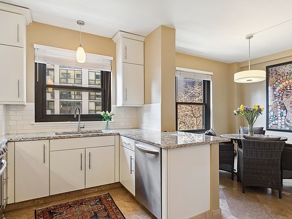 4th image of 1335 N Astor St APT 5B