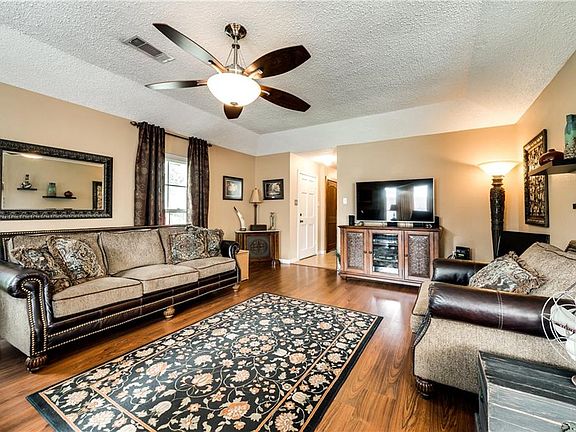 4th image of 633 Plantation Dr