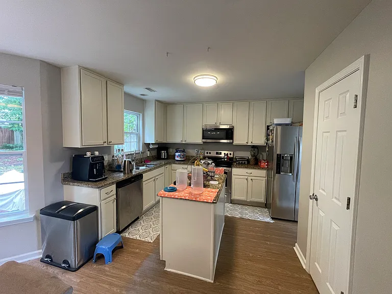 605 Holly Thorn Trce — Photo 13