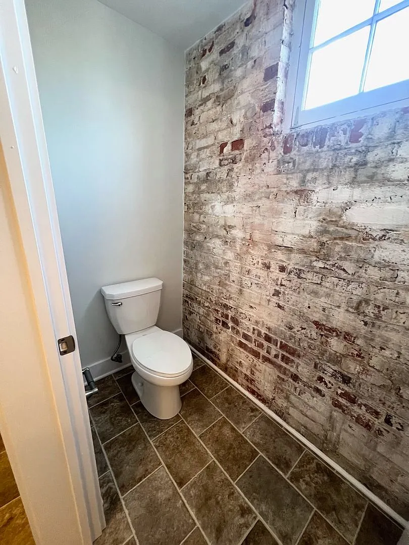 Spacious Two Bedroom in Heart of Downtown Fredericksburg — Photo 1