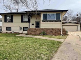 7518 Smokey Cir, Omaha, NE 68157