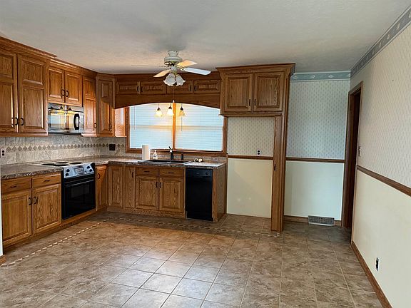 3rd image of 1307 Sarah Ln