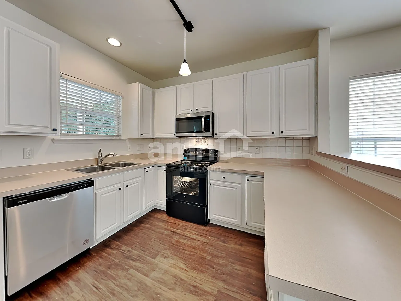 3 bed, 2.0 bath, 1358 sqft, $2,050 — Photo 4