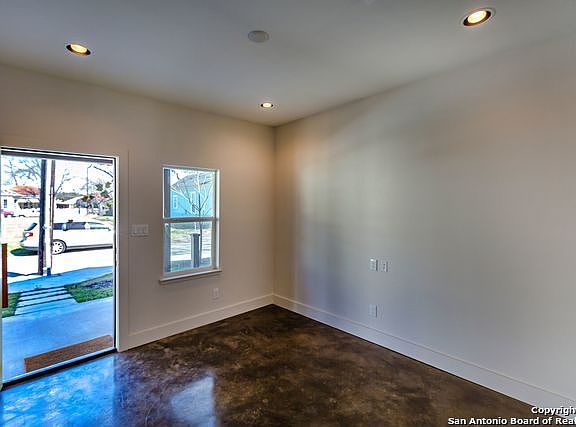 3rd image of 310 Refugio St #101