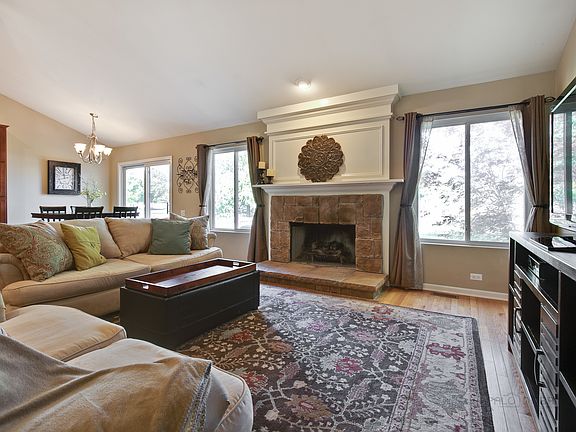 4th image of 675 Fieldstone Dr