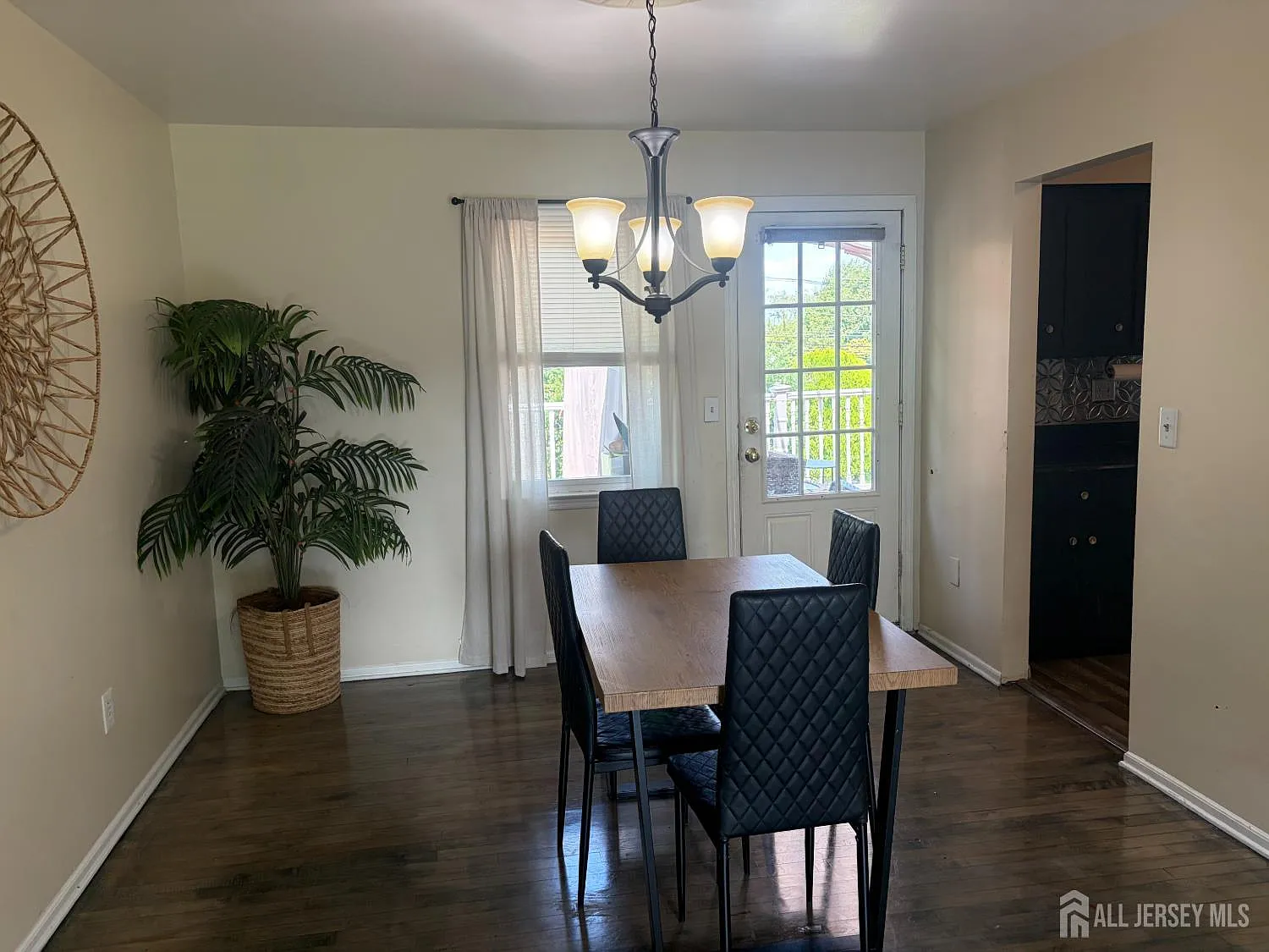 4 bed, 2.0 bath, 2276 sqft, $3,500 — Photo 3