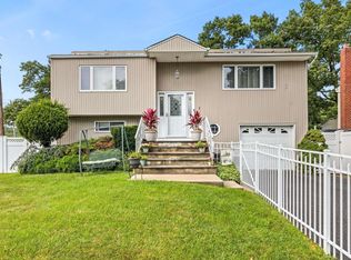 1 Crawford Ct, Huntington Station, NY 11746