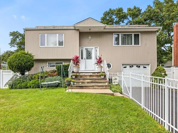 1 Crawford Court, Huntington Station, NY 11746